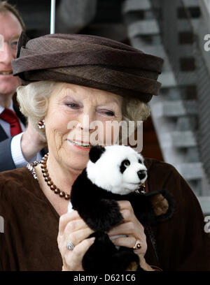 Königin Beatrix besucht die Eröffnung der 50. Jahrestagung der World Wide Fund for Nature (WWF/WNF) auf dem Dampfer SS Rotterdam, Niederlande, Rotterdam, 8. Mai 2012. Foto: Albert Nieboer Niederlande Stockfoto