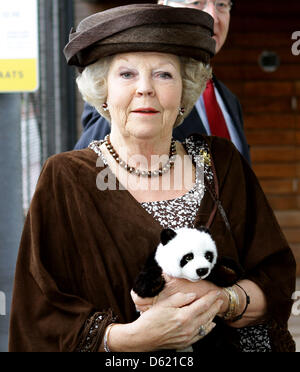 Königin Beatrix besucht die Eröffnung der 50. Jahrestagung der World Wide Fund for Nature (WWF/WNF) auf dem Dampfer SS Rotterdam, Niederlande, Rotterdam, 8. Mai 2012. Foto: Albert Nieboer Niederlande Stockfoto