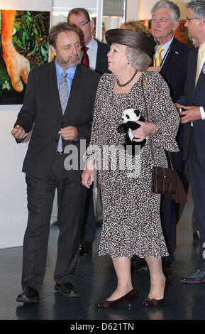 Königin Beatrix mit einem Stofftier Panda nimmt an der Eröffnung der 50. Jahrestagung der World Wide Fund for Nature (WWF/WNF) auf dem Dampfer SS Rotterdam in Rotterdam, Niederlande, 8. Mai 2012. Foto: Patrick van Katwijk Niederlande Stockfoto