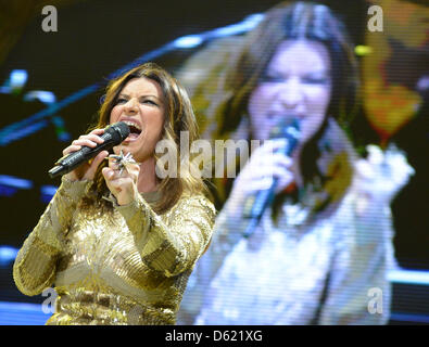 Italienische Pop-Sängerin Laura Pausini führt ein Konzert in der O2 World in Berlin, Deutschland, 8. Mai 2012. Die Sängerin ist ihre Tour in München, Stuttgart, Düsseldorf und Hamburg fort. Foto: Britta Pedersen Stockfoto