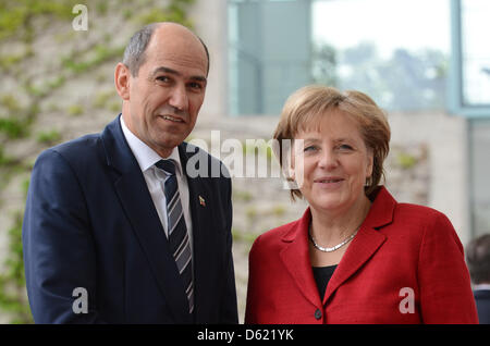 Deutsche Bundeskanzlerin Angela Merkel (CDU) begrüßt Ministerpräsident Sloweniens Janez Jansa vor dem Bundeskanzleramt in Berlin, Deutschland, 9. Mai 2012. Nach dem Empfang trafen sich die Teo-Politiker für Gespräche. Foto: RAINER JENSEN Stockfoto