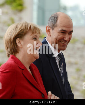 Deutsche Bundeskanzlerin Angela Merkel (CDU) begrüßt Ministerpräsident Sloweniens Janez Jansa vor dem Bundeskanzleramt in Berlin, Deutschland, 9. Mai 2012. Nach dem Empfang trafen sich die Teo-Politiker für Gespräche. Foto: RAINER JENSEN Stockfoto