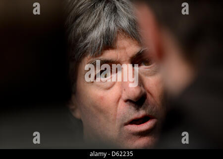 Deutschlands Bundestrainer Jakob Koelliker spricht auf einer Pressekonferenz nach der Eishockey Weltmeisterschaft vorläufige Vorrundenspiel zwischen Russland und Deutschland bei der Ericsson Globe Arena in Stockholm, Schweden, 8. Mai 2012. Foto: Peter Steffen dpa Stockfoto