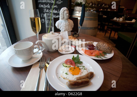 Ein Bach-Frühstück "serviert im Speisesaal des Arcona Living Hotel, Leipzig, Deutschland. (MR) Stockfoto