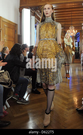 Ein Modell geht über den Laufsteg während einer Fashion-Show des Modelabels Wunderkind in Potsdam, Deutschland, 10. Mai 2012. Deutsche Mode-Designer Wolfgang Joop präsentiert eine neue Kollektion von seinem Modelabel Wunderkind zum ersten Mal nach einer längeren Pause. Foto: BERND SETTNIK Stockfoto