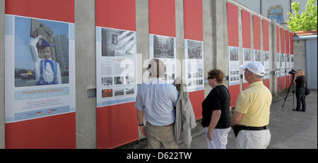 Besucher sehen die Sonderausstellung "ideale Weltdiktatur? Regel und alltäglichen Lebens in der DDR "im ehemaligen Gefängnis des Ministeriums für Staatssicherheit (MfS), Bautzen II, in Bautzen, Deutschland, 10. Mai 2012. Die Ausstellung läuft bis Ende 2012. Foto: MATTHIAS HIEKEL Stockfoto