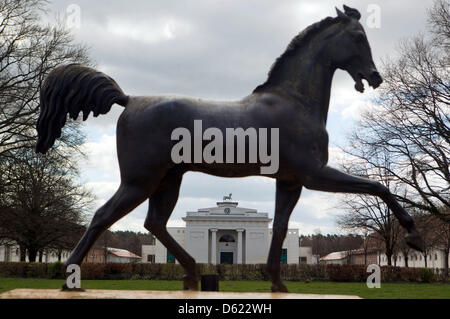 Eine bronzene Pferd Statue ist vor dem Portal restauriert von der Reithalle des staatlichen Gestüt Redefin in Redefin, Deutschland, 17. April 2012 abgebildet. Das staatliche Gestüt Redefin feiert seinen 200. Geburtstag in diesem Jahr. Gegründet von Großherzog Frederick Francis ich von Mecklenburg-Schwerin im Jahr 1812 es ist im Besitz des deutschen Bundeslandes Mecklenburg-Vorpommern seit 1993. Foto: Stockfoto