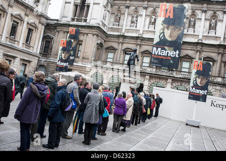 Piccadilly, London, UK. 11. April 2013. Manet - Einblick in das Leben.   Die Blockbuster-Ausstellung in der Royal Academy, in der letzten Woche ist und bleibt sehr beliebt. Die Warteschlangen sind dieses Wochenende voraussichtlich sogar noch länger.  Bildnachweis: Guy Bell / Alamy Live News Stockfoto