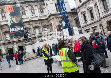 Piccadilly, London, UK. 11. April 2013. Manet - Einblick in das Leben.   Die Blockbuster-Ausstellung in der Royal Academy, in der letzten Woche ist und bleibt sehr beliebt. Die Warteschlangen sind dieses Wochenende voraussichtlich sogar noch länger.  Bildnachweis: Guy Bell / Alamy Live News Stockfoto