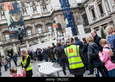 Piccadilly, London, UK. 11. April 2013. Manet - Einblick in das Leben.   Die Blockbuster-Ausstellung in der Royal Academy, in der letzten Woche ist und bleibt sehr beliebt. Die Warteschlangen sind dieses Wochenende voraussichtlich sogar noch länger.  Bildnachweis: Guy Bell / Alamy Live News Stockfoto