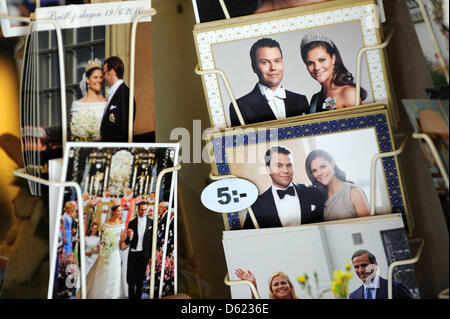 Postkarten mit Bildern der Mitglieder der schwedischen Königsfamilie stehen zum Verkauf an einem Kiosk vor dem königlichen Palast in Stockholm, Schweden, 10. Mai 2012. Foto: Peter Steffen Stockfoto