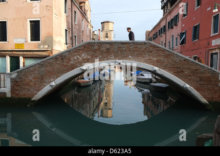 Italienische Marine-Offizier kreuzt Kanalbrücke in der Nähe von Arsenale, Venedig, Italien. Ponte Nuovo Fondamentin Stockfoto