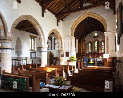 Frau, die das Innere der 11. Jahrhundert sächsischen Kirche von Str. Gregory Minster Kirkdale Kirkbymoorside North Yorkshire zu bewundern Stockfoto