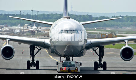 Ein Airbus A340-300 der Lufthansa ist in seine Ausgangsposition auf dem Flughafen in Frankfurt Main, Deutschland, 10. Mai 2012 rollte. Flughafenbetreiber Fraport wird eine Hauptversammlung am 11. Mai 2012 haben. Ein turbulentes Geschäftsjahr 2001 liegt hinter dem Unternehmen. Foto: Boris Roessler Stockfoto