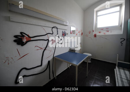 Datei - eine Archiv Bild vom 16. April 2012 zeigt eine solidarische Strafzelle das ehemalige Untersuchungsgefängnis Elwe in Kassel, Deutschland. Das Gefängnis wurde geschlossen und dient als Übernachtungsmöglichkeit für viele Menschen im Sommer. Während der Documenta verwandeln das Gefängnis in ein Hotewl für 100 Tage. Foto: UWE ZUCCHI Stockfoto