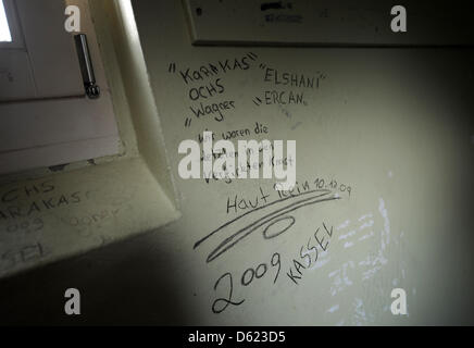 Datei - eine Archiv Bild datiert 16. April 2012 zeigt Graffitis von Häftlingen in einem solidarischen Strafzelle das ehemalige Untersuchungsgefängnis Elwe in Kassel, Deutschland. Das Gefängnis wurde geschlossen und dient als Übernachtungsmöglichkeit für viele Menschen im Sommer. Während der Documenta verwandeln das Gefängnis in ein Hotewl für 100 Tage. Foto: UWE ZUCCHI Stockfoto