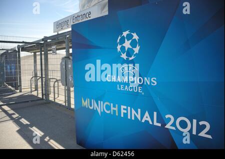 Ein blaues Schild mit der Aufschrift "UEFA Champions League - Finale 2012 München" hängt im Eingangsbereich des Stadions für das Endspiel der Champions League in der Allianz Arena in München, Deutschland, 11. Mai 2012. FC Bayern München spielen FC Chelsea im Finale in München am 19. Mai 2012. Foto: Nicolas Armer Stockfoto