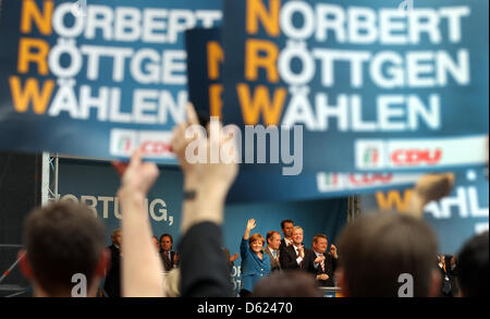 Bundeskanzlerin Angela Merkel und Spitzenkandidat für die NRW Parlament Landtagswahl, Norbert Roettgen Welle an Party-Fans von der Bühne in Düsseldorf, 11. Mai 2012. Die Christdemokraten halten ihr Ende der Kampagne Rallye in Düsseldorf. Foto: Martin Gerten Stockfoto