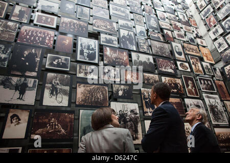 US-Präsident Barack Obama tourt das United States Holocaust Memorial Museum in Washington, D.C., mit Sara Bloomfield, Direktor des Museums, und Elie Wiesel, Friedensnobelpreisträger und Holocaust-Überlebender, 23. April 2012. . Obligatorische Credit: Pete Souza - weißen Haus über CNP Stockfoto