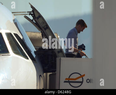 Deutschlands Andre Schuerrle verlässt das Flugzeug nach der Ankunft am Flughafen auf der italienischen Insel Sardinien in Olbia, Italien, 11. Mai 2012. Die deutsche Fußball-Nationalmannschaft wird für die Euro 2012 hier in Sardinien vom 11. Mai 2012 vorbereiten. Foto: MARCUS BRANDT Stockfoto