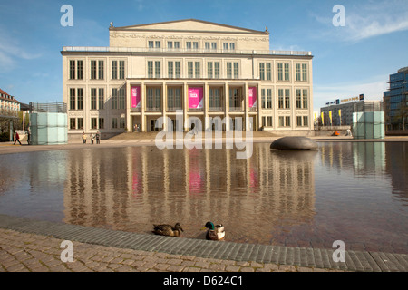 Opernhaus Leipzig, Deutschland Augustus Plaza mit reflektierenden Teich vor. Stockfoto