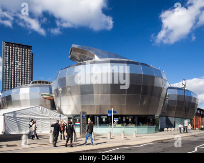 Stadt Sheffield Hallam University Student Union Gebäude die Naben und St Pauls Turm im Hintergrund South Yorks UK Stockfoto