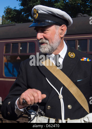 Mann in Uniform der 1940er Jahre Wochenende auf Sheringham Station in Norfolk East Anglia, England Stockfoto