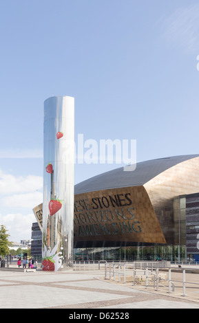 Das Wales Millennium Centre, Roald Dahl Plass und Wasserturm Bildhauerei an der Cardiff Bay. Stockfoto