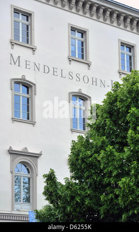 Das Haus und Ort des Todes des Komponisten Felix Mendelssohn Bartholdy ist sichtbar während der Eröffnungsfeier der Promenade "Leipziger Notenspur" in der Innenstadt von Leipzig, Deutschland, 12. Mai 2012. Der Notenspur-Pfad verbindet 23 authentischen Orten von berühmten Musikern oder Websites, die wichtig für die Geschichte der Musik auf 5,3 km Tour durch die Stadt. Leipzig will werden, ein UNESCO-Welt-H Stockfoto