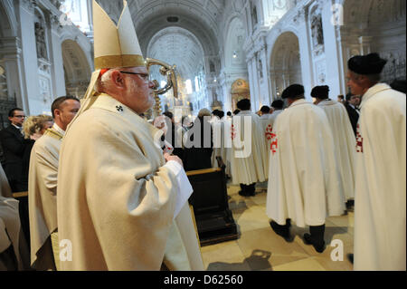 Erzbischof von München und Freising, Cardinal Reinhard Marx (R), Ritter 32 Männer und fünf Frauen in einem Festgottesdienst des Ordens vom Heiligen Grab in der St. Michael Kirche in München, Deutschland, 12. Mai 2012. Die römisch-katholischen Reihenfolge der Ritterschaft unter dem Schutz des Papstes widmet sich um Christen in Palästina und Israel zu helfen. Foto: ANDREAS GEBERT Stockfoto