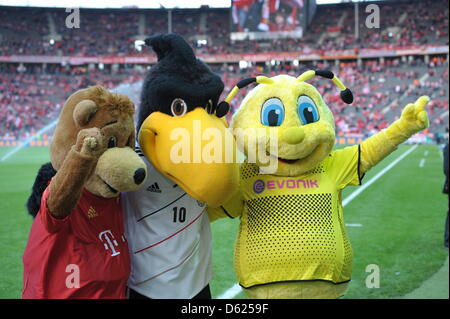 Münchens Maskottchen Bernie (L-R), DFB Maskottchen Paul und Dortmunder Maskottchen Emma jubeln vor der deutschen DFB-Pokal Finale Fußball match zwischen Borussia Dortmund und FC Bayern München im Olympiastadion in Berlin, Deutschland, 12. Mai 2012. Foto: Soeren Stache Dpa/Lbn (Achtung: der DFB verbietet die Nutzung und Veröffentlichung der sequentiellen Bilder über das Internet und andere Online-Medien-du Stockfoto