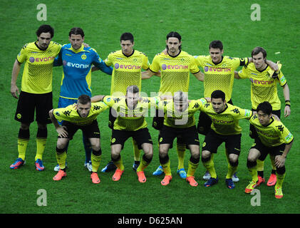 Dortmunds Mats Hummel (oben links nach unten rechts), Roman Weidenfeller, Robert Lewandowski, Neven Subotic, Sebastian Kehl, Kevin Grosskreutz, Jakub Blaszczykowski, Lukasz Piszczek, Marcel Schmelzer, Ilkay Guendogan und Shinji Kagawa Pose für eine Gruppe Bild davor, das deutsche DFB-Pokal Finale Fußballspiel zwischen Borussia Dortmund und FC Bayern München im Olympiastadion in Berlin, Stockfoto