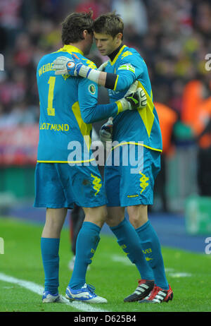 Dortmunds Torwart Roman Weidenfeller (L) verlässt das Spielfeld nach für Mitchell Langerak (R) während der deutschen DFB Pokal Finale Fußballspiel zwischen Borussia Dortmund und FC Bayern München im Olympiastadion in Berlin, Deutschland, 12. Mai 2012 ersetzt. Foto: Soeren Stache Dpa/Lbn (Achtung: der DFB verbietet die Nutzung und Veröffentlichung der sequentiellen Bilder auf die in Stockfoto