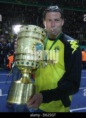 Dortmunds Torwart Roman Weidenfeller feiert mit der Trophäe nach der deutschen DFB Pokal Finale Fußballspiel zwischen Borussia Dortmund und FC Bayern München im Olympiastadion in Berlin, Deutschland, 12. Mai 2012. Foto: Kay Nietfeld Dpa/Lbn (Achtung: der DFB verbietet die Nutzung und Veröffentlichung der sequentiellen Bilder über das Internet und andere Online-Medien während des Spiels Stockfoto