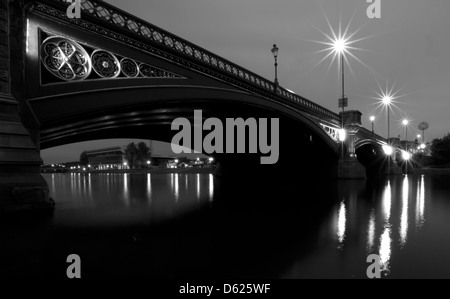 Das City Ground umrahmt von Trent Bridge am Victoria Embankment in Nottingham, England UK Stockfoto