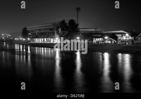 Das City Ground umrahmt von Trent Bridge am Victoria Embankment in Nottingham, England UK Stockfoto