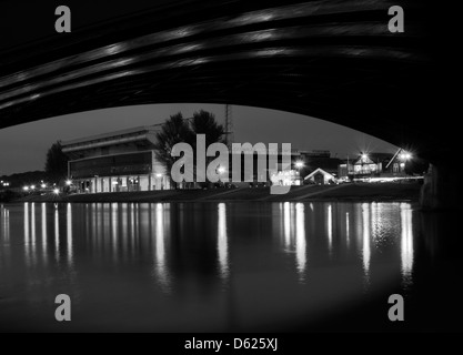 Das City Ground umrahmt von Trent Bridge am Victoria Embankment in Nottingham, England UK Stockfoto