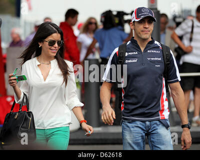 Venezolanischer Autorennfahrer Pastor Maldonado von Williams kommt mit seiner Freundin Gabriella Tarkany im Fahrerlager auf dem Circuit de Catalunya in Montmelo in der Nähe von Barcelona, Spanien, 13. Mai 2012. Der Grand Prix von Spanien statt am Sonntag 13 Mai findet hier. Foto: Jan Woitas Dpa +++(c) Dpa - Bildfunk +++ Stockfoto