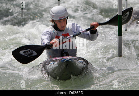 Englischer Athlet Fiona Pennie konkurriert bei der Kanu Wildwasser-Europameisterschaft auf die künstlichen Kanal Funktion "Eiskanal" in Augsburg, Deutschland, 13. Mai 2012. Pennie Drittplatzierte in der Einzelplatz-Kajak-Event. Foto: KARL-JOSEF HILDENBRAND Stockfoto