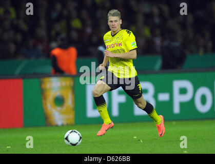 Dortmunds Lukasz Piszczek spielt den Ball in den DFB-Pokal Finale zwischen Borussia Dortmund und FC Bayern München im Olympiastadion in Berlin, Deutschland, 12. Mai 2012. Dortmund gewann mit 5: 2. Foto: Soeren Stache Stockfoto