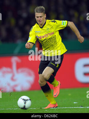 Dortmunds Lukasz Piszczek spielt den Ball in den DFB-Pokal Finale zwischen Borussia Dortmund und FC Bayern München im Olympiastadion in Berlin, Deutschland, 12. Mai 2012. Dortmund gewann mit 5: 2. Foto: Soeren Stache Stockfoto