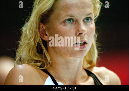 Schwimmerin Britta Steffen ist zu Fuß rund um den Pool nach ihrem Sieg im Finale 50 m Freistil bei den deutschen Meisterschaften schwimmen in Berlin, Deutschland, 13. Mai 2012 abgebildet. Die Meisterschaften statt finden in Berlin vom 10. bis 14. Mai 2012. Foto: Sebastian Kahnert Stockfoto
