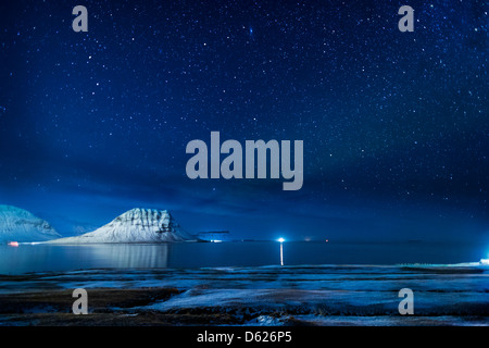 Aurora Borealis oder das Nordlicht mit der Milchstraße, Berg Kirkjufell, Grundarfjordur, Snaefellsnes, Halbinsel Island Stockfoto