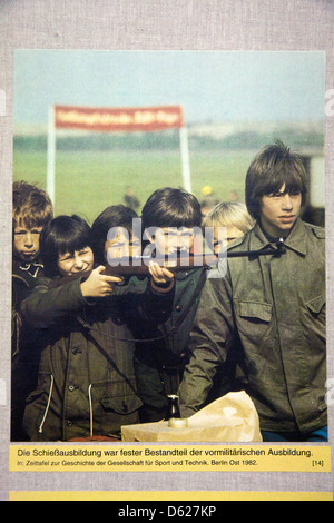 In Stasi-Museum, das Aussetzen der Gewaltherrschaft der deutschen Geheimpolizei während des Post anzeigen Stockfoto