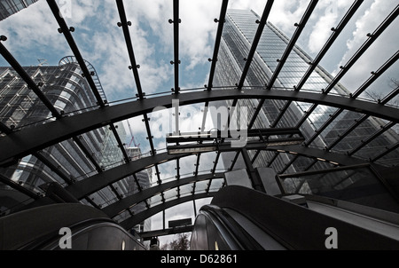 Blickte zu modernen Gebäuden von Canary Wharf u-Bahnstation in London UK Stockfoto