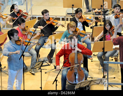 Curtis Symphony Orchestra probt mit Cellist Jan Vogler und Geige Solist Ray Chen (L) für das Eröffnungskonzert der 35. Dresdner Musikfestspiele in der Frauenkirche in Dresden, Deutschland, 15. Mai 2012. Das Orchester ist aus der Elite Musikhochschule mit dem gleichen Namen in Philadelphia. Jan Vogler ist auch der Direktor des Festivals Dresden. Foto: MATTHIAS HIEKE Stockfoto