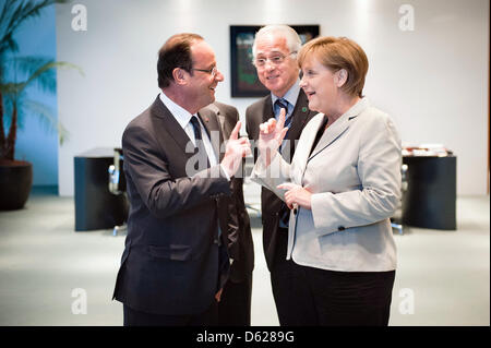 Bundeskanzlerin Angela Merkel (CDU) Und der neuen französischen Präsident Francois Hollande (l) Unterhalten Sich bin Quantenelektrodynamik (15.05.2012) in Berlin Im Bundeskanzleramt. Der Berlinbesuch ist Die Erste Auslandsreise des Sozialistischen Politikers als Staatspräsident. Foto: Dpa/Lbn Jesco Denzel Stockfoto