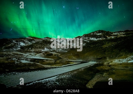 Aurora Borealis oder das Nordlicht über geothermische Gebiet Krysuvik-Seltun, befindet sich auf der Reykjanes-Halbinsel, Island Stockfoto