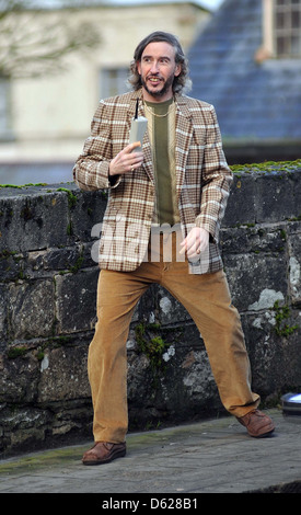 Steve Coogan Film-set für die sechsteilige Comedy-Serie "Moone Boy" Boyle, Irland - 12.01.12 Stockfoto