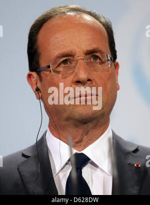 Neue französische Präsident Francois Hollande gibt eine Pressekonferenz nach einem Treffen mit Bundeskanzlerin Merkel zu Gesprächen im Bundeskanzleramt in Berlin, Deutschland, 15. Mai 2012. Der Besuch in Berlin ist der erste Staatsbesuch des französischen sozialistischen Politikers als französischer Staatspräsident. Merkel und Hollande diskutiert eine gemeinsame Lösung für die Euro-Krise. Foto: Kay Nietfeld Stockfoto